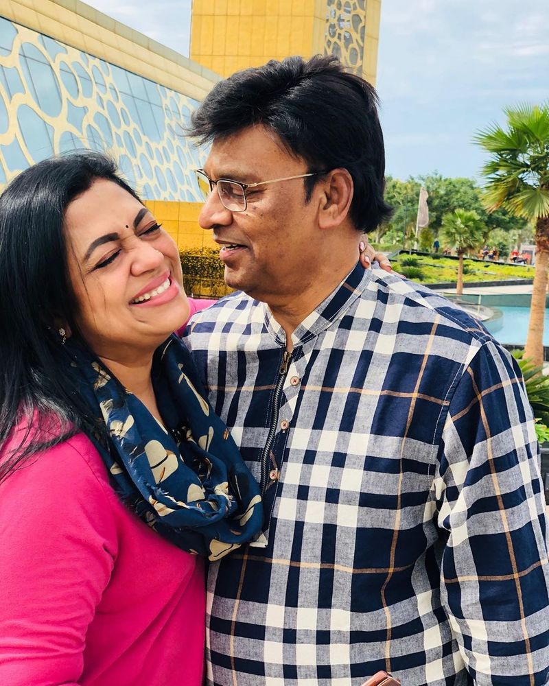 பாக்கியராஜ் தன் மனைவியுடன் பாசமாக விளையாடி கொண்டுருக்கும் புகைப்படம் 