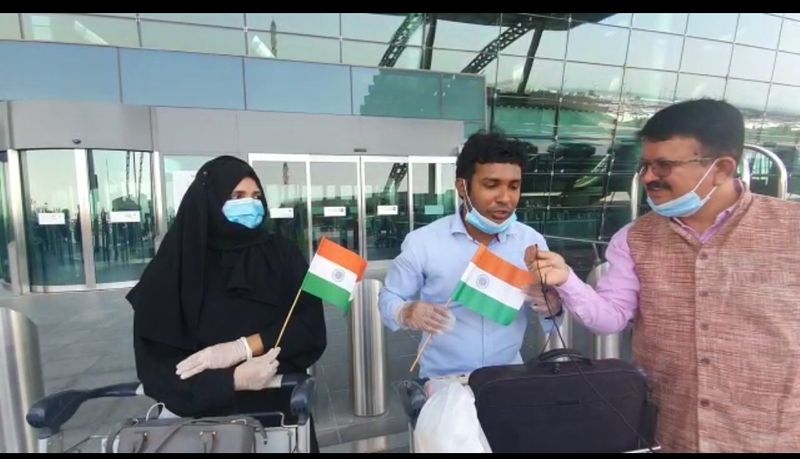 ಕತಾರ್ನಿಂದ ಆಗಮಿಸುವವರ ಪೈಕಿ ಮೂಲತಃ ಬೀದರ್ನ ಇಸ್ಮಾಯಿಲ್ ಮತ್ತು ಚಿತ್ರದುರ್ಗದ ಹಲ್ದಾ ಎಂಬ ಮಹಿಳೆಯ ವಿಮಾನ ಟಿಕೆಟ್ನ ಮೊತ್ತವನ್ನು ಸ್ವತಃ ಸುಬ್ರಹ್ಮಣ್ಯ ಹೆಬ್ಬಾಗಿಲು ಭರಿಸಿದ್ದಾರೆ. ಅನಾರೋಗ್ಯಕ್ಕೊಳಗಾಗಿದ್ದ ಇಸ್ಮಾಯಿಲ್ ಅವರ ಚಿಕಿತ್ಸೆ ವೆಚ್ಚವನ್ನೂ ಸುಬ್ರಹ್ಮಣ್ಯ ಹೆಬ್ಬಾಗಿಲು ಭರಿಸಿದ್ದಾರೆ.