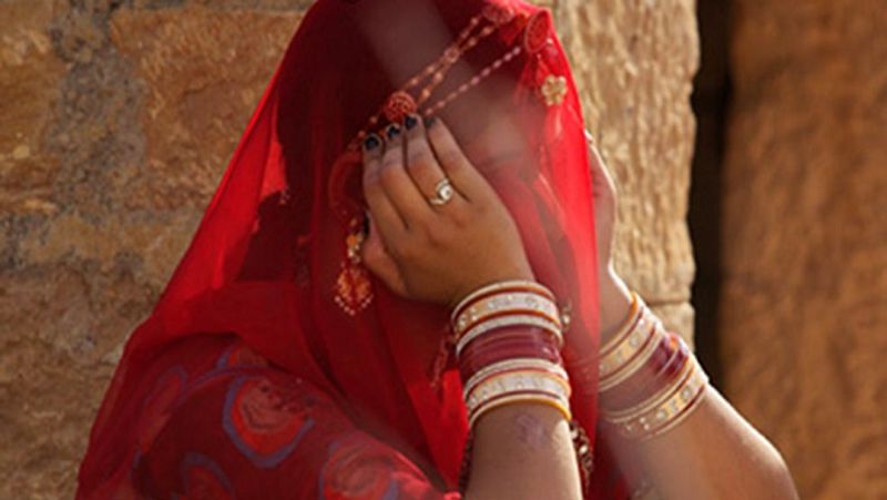 शादी के अगले दिन यानी गुरुवार को पिता ने पुत्री को दामाद के साथ विदा किया। दुल्हन के ससुराल आने के बाद महिलाओं ने मंगल गीत गाकर सारी रस्में पूरी की।(प्रतीकात्मक फोटो)
