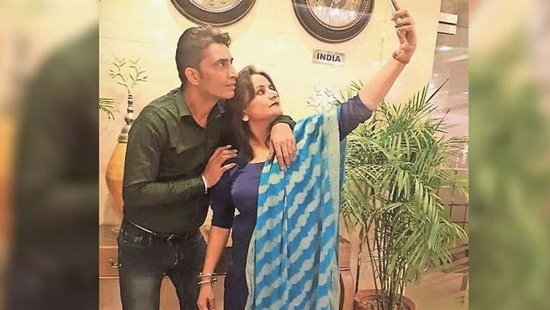 दरअसल, यह चौंका देने वाली घटना मोहाली के नयागांव में शुक्रवार सुबह सामने आई। जहां 42 साल के प्रदीप कुमार फेसबुक पर लाइव हुआ और कहने लगा मैं अपनी पत्नी और उसकी दोनों बहने यानी सालियों की वजह से मरने जा रहा हूं। उन्होंने मेरे घर को पूरी तरह से तबाह कर दिया है। मेरी मौत की जिम्मेदार भी वही लोग हैं।
