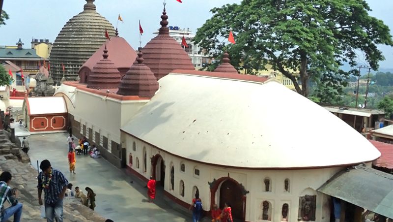 এই সময়ে ধরিত্রী মাকে ঋতুমতী হিসাবে কল্পনা করা হয়। আষাঢ় মাসের ৭ থেকে ১০ তারিখ পর্যন্ত এই রীতি পালন করা হয়। অম্বুবাচী ব্রতটি বিভিন্ন প্রদেশের মানুষ পালন করে থাকলেও অসমের কামাখ্যা মন্দিরে অম্বুবাচীকে কেন্দ্র করে বিশাল উৎসব অনুষ্ঠান আয়োজিত হয়ে থাকে।