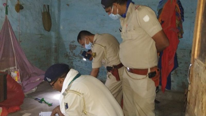 मृतक का 11 साल का बड़ा बेटा घर के बाहर खेलने के बाद जब पानी पीने के लिए अंदर आया तो उसके दरवाजा बंद मिला। उसने पापा को आवाज भी लगाई, लेकिन कोई जवाब नहीं मिला। फिर खिड़की से अंदर देखा तो पापा पंखे से झूल रहे थे। उसके बाद उसने रोते हुए दोस्त को बताया। दोस्त ने खिड़की के अंदर से हाथ डालकर कमरे की कुंडी खोली। पड़ोसियों को बुलाकर लाया और फिर पुलिस को सूचित कर बुलाया।