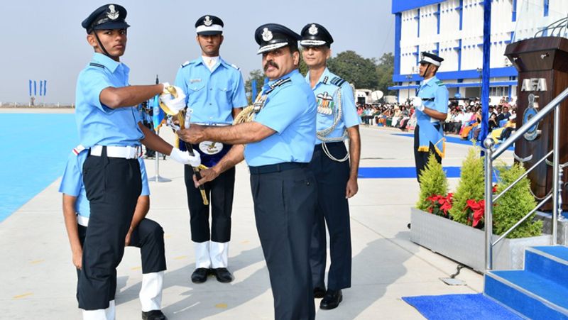 जवानों को संबोधित करते हुए एयर चीफ मार्शल ने कहा कि यह बहुत स्पष्ट होना चाहिए कि हम किसी भी आकस्मिकता का जवाब देने के लिए अच्छी तरह से तैयार और उपयुक्त रूप से तैनात हैं। मैं देश को विश्वास दिलाता हूं कि हम स्थिति से निपटने के लिए दृढ़ हैं और गलवान घाटी के बहादुरों के बलिदान को कभी व्यर्थ नहीं जाने देंगे।