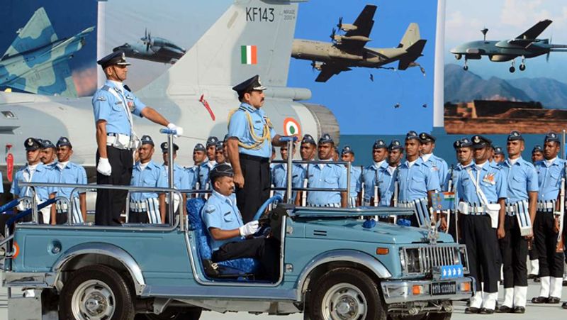 बहरहाल, भारत और चीन के बीच इस वक्त तनाव की स्थिति बनी हुई है। किसी भी तरह की स्थिति से निपटने के लिए सेना से लेकर वायुसेना अलर्ट पर है। इस बीच बुधवार की देर रात को वायुसेना प्रमुख RKS भदौरिया ने लेह एयरबेस का दौरा किया। वायुसेना इस वक्त लेह-लद्दाख इलाके में अलर्ट पर हैं, ऐसे में इस दौरे की अहमियत काफी अधिक है।