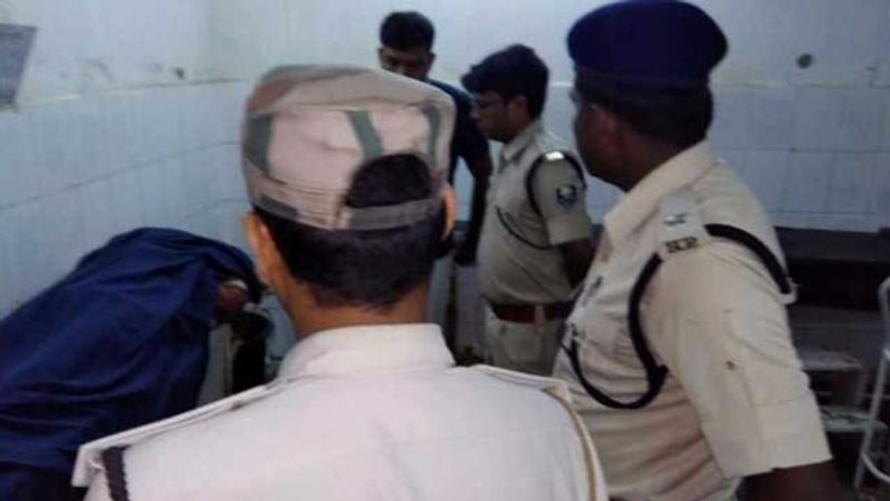 पुलिस के मुतबिक, प्रदीप कुमार एक हेयर सैलून में काम करता था। 2006 में प्रदीप और सीमा ने लव मैरिज की थी। दोनों के दो बच्चे हैं, एक 12 साल तो दूसरा 9 साल का है। पति पत्नी का आए दिन झगड़ा होता रहता था। एसएचओ थाना नयागांव अशोक कुमार ने बताया कि मृतक के ससुराल वालों के खिलाफ मामला दर्ज कर लिया है। 