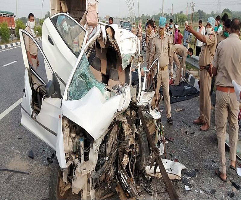 शनिवार सुबह एक्सप्रेस वे पर नसीरपुर के पास दिल्ली से प्रयागराज जा रही तेज रफ्तार कार खड़े ट्रक में घुस गई। इस हादसे में कार के परखच्चे उड़ गए। कार चला रहे युवक, एक महिला और तीन बच्चों की मौत हो गयी, जबकि एक महिला की हालत गंभीर है।