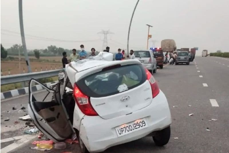 कार से मिले आधारकार्ड के मुताबिक मरने वाले युवक की पहचान रजनेश पाण्डेय निवासी मेजा प्रयागराज, रूबी तिवारी तथा दो बच्चे 15-16 वर्ष के हैं। एक बच्चा ढाई साल का है। हादसा देखकर लखनऊ की तरफ से आ रही कार सवारों ने टोल प्लाजा पर इसकी जानकारी दी। कार में फंसे शवों और घायल महिला को निकाला गया। घटना के जानकारी पर एसएसपी सचिन्द्र पटेल मौके पर पहुंच गए। पुलिस ने मृतकों के परिवार वालों को सूचना दे दी है।
