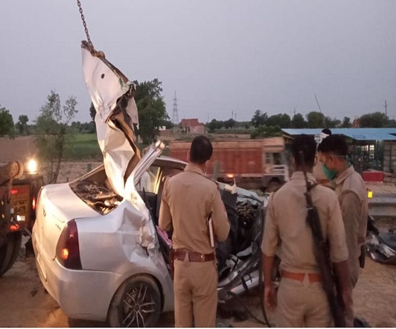 वहीं एक दूसरे हादसे में मथुरा में यमुना एक्सप्रेस वे पर तड़के आगरा से नोएडा की जा रही कार अनियंत्रित होने पर आगे चल रहे वाहन में टकरा गई। इस हादसे में कार सवार दंपती समेत तीन लोगों की मौके पर मौत हो गई। वहीं एक व्यक्ति गंभीर रूप से घायल हो गया।
