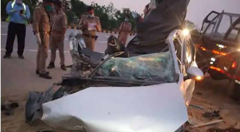 जानकारी के मुताबिक सुमेर चंद्र पुत्र वीर सिंह (42) , जयश्री दीप पत्नी सुमेर चंद (40) निवासी ग्राम शाहजहांपुर थाना सरसावा जनपद सहारनपुर, चालक अमित कुमार पुत्र राकेश पाल निवासी दादरी, संजीव पाल पुत्र दर्जाराम निवासी दादरी कार से रायपुर (छत्तीसगढ़) से यमुना एक्सप्रेस वे पर होते हुए यमुनानगर हरियाणा जा रहे थे। थाना जमुना पार क्षेत्र में शनिवार तड़के माइलस्टोन 107 के पास कार अचानक अनियंत्रित होकर आगे चल रहे वाहन में टकरा गई। जिससे कार के परखच्चे उड़ गए और उसमें सवार सुमेर चंद, जयश्री दीप, अमित कुमार की मौके पर ही मौत हो गई। संजीव घायल हो गया। 