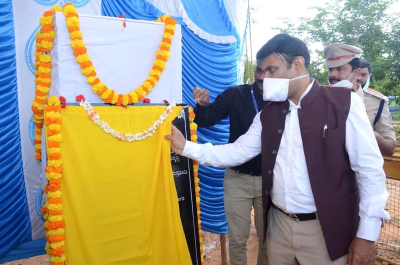 ಜಿಲ್ಲಾ ಉಸ್ತುವಾರಿ ಸಚಿವ ಡಾ.ಕೆ. ಸುಧಾಕರ್ ಅವರು ಶುಕ್ರವಾರ ಜಿಲ್ಲಾ ಕೇಂದ್ರದಲ್ಲಿ ಹಲವು ಅಭಿವೃದ್ಧಿ ಕಾಮಗಾರಿಗಳಿಗೆ ಚಾಲನೆ ನೀಡುವ ಜೊತೆಗೆ ಹೆಬ್ಬಾಳ ನಾಗವಾರ ಕೆರೆಗಳ ಸಂಸ್ಕರಿಸಿದ ತ್ಯಾಜ್ಯ ನೀರು ಹರಿಯುತ್ತಿರುವ ಕೆರೆಗಳಿಗೆ ಭೇಟಿ ನೀಡಿ ಪರಿಶೀಲನೆ ನಡೆಸಿದರು. ಚಿಕ್ಕಬಳ್ಳಾಪುರ ನಗರದ ಕೈಗಾರಿಕಾ ಸಂಕೀರ್ಣದಲ್ಲಿರುವ ರುದ್ರ ಭೂಮಿಯಲ್ಲಿ ನಿರ್ಮಿಸಲು ಉದ್ದೇಶಿಸಿರುವ ವಿದ್ಯುತ್ ಚಿತಾಗಾರ ಕಾಮಗಾರಿಗೆ ಜಿಲ್ಲಾ ಉಸ್ತುವಾರಿ ಸಚಿವ ಡಾ.ಕೆ. ಸುಧಾಕರ್ ಶುಕ್ರವಾರ ಚಾಲನೆ ನೀಡಿದರು. ಮುಖ್ಯಮಂತ್ರಿಗಳ ವಿಶೇಷ ನಿಧಿಯಲ್ಲಿ 2 ಕೋಟಿ ವೆಚ್ಚದಲ್ಲಿ ನಿರ್ಮಾಣವಾಗುತ್ತಿರುವ ವಿದ್ಯುತ್ ಚಿತಾಗಾರದಿಂದ ನಗರದ ಜನತೆ ಸದುಪಯೋಗವಾಗಲಿ ಎಂದರು.