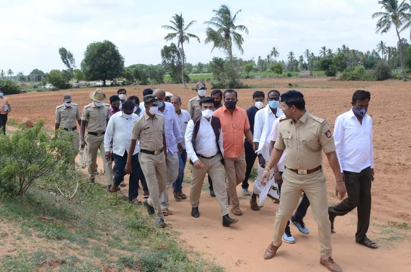 ರಾಜ್ಯದಲ್ಲಿ ಕೊರೋನ ಸೋಂಕು ನಿವಾರಣೆಗಾಗಿ ಬೃಹತ್ ಮಟ್ಟದಲ್ಲಿ ಕಾರ್ಯನಿರ್ವಹಿಸಲಾಗುತ್ತಿದೆ. ಅಲ್ಲದೆ ರಾಜ್ಯ ಸರ್ಕಾರದಿಂದ ನೂತನ ಮಾರ್ಗಸೂಚಿಗಳನ್ನು ತಂದು ರಾಜ್ಯದಾದ್ಯಂತ ಕೋವಿಡ್ ಸೆಂಟರ್ಗಳನ್ನು ಸ್ಥಾಪಿಸಲು ತೀರ್ಮಾನಿಸಲಾಗಿದ್ದು, ಈ ಮೂಲಕ ಪ್ರತ್ಯೇಕ ಚಿಕಿತ್ಸೆ ನೀಡಿ ಸೋಂಕು ಹರಡುವಿಕೆಯನ್ನು ತಡೆಯಲಾಗುವುದು ಎಂದು ಹೇಳಿದರು.