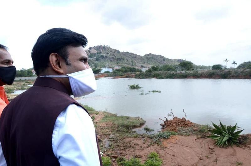 ಚಿಕ್ಕಬಳ್ಳಾಪುರ ತಾಲೂಕಿನ ಅಂಗಟ್ಟಕೆರೆಗೆ ಭೇಟಿ ನೀಡಿದ ಸಚಿವ ಸುಧಾಕರ್, ಹೆಬ್ಬಾಳ ನಾಗವಾರ ಕೆರೆಗಳ ಸಂಸ್ಕರಿಸಿದ ತ್ಯಾಜ್ಯ ನೀರು ಜಿಲ್ಲೆಯ ಕೆರೆಗಳಿಗೆ ಹರಿಸುತ್ತಿದ್ದು, ನಗರಕ್ಕೆ ಹೊಂದಿಕೊಂಡಿರುವ ಕಂದವಾರ ಕೆರೆ ಜಿಲ್ಲೆಯಲ್ಲಿ ಮೊದಲ ಬಾರಿಗೆ ಈಗಾಗಲೇ ತುಂಬಿದೆ. ಹಾಗಾಗಿ ತಾಲೂಕಿನ ಅಂಗಟ್ಟಕೆರೆಗೆ ಎಚ್ಎನ್ ವ್ಯಾಲಿ ನೀರು ಹರಿಯುತ್ತಿದ್ದು, ಈ ಕೆರೆಗೆ ಶುಕ್ರವಾರ ಸಚಿವ ಸುಧಾಕರ್ ಭೇಟಿ ನೀಡಿ ಪರಿಶೀಲನೆ ನಡೆಸಿದರು.