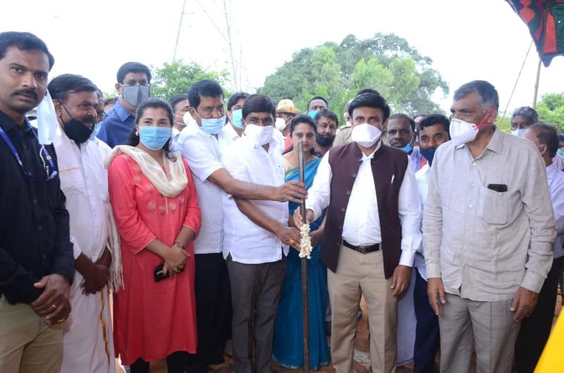 ಜಿಪಂ ಅಧ್ಯಕ್ಷ ಎಂ.ಬಿ. ಚಿಕ್ಕನರಸಿಂಹಯ್ಯ, ಜಿಲ್ಲಾಧಿಕಾರಿ ಆರ್. ಲತಾ, ಜಿಪಂ ಮುಖ್ಯ ಕಾರ್ಯನಿರ್ವಾಹಣಾಧಿಕಾರಿ ಬಿ. ಫೌಜಿಯಾ ತರನ್ನುಮ್, ಜಿಲ್ಲಾ ಪೋಲಿಸ್ ವರಿಷ್ಠಾಧಿಕಾರಿ ಜಿ.ಕೆ ಮಿಥುನ್ ಕುಮಾರ್, ಉಪವಿಭಾಗಾಧಿಕಾರಿ ರಘುನಂದನ್ ಸೇರಿಂದತೆ ಇತರರು ಉಪಸ್ಥಿತರಿದ್ದರು.