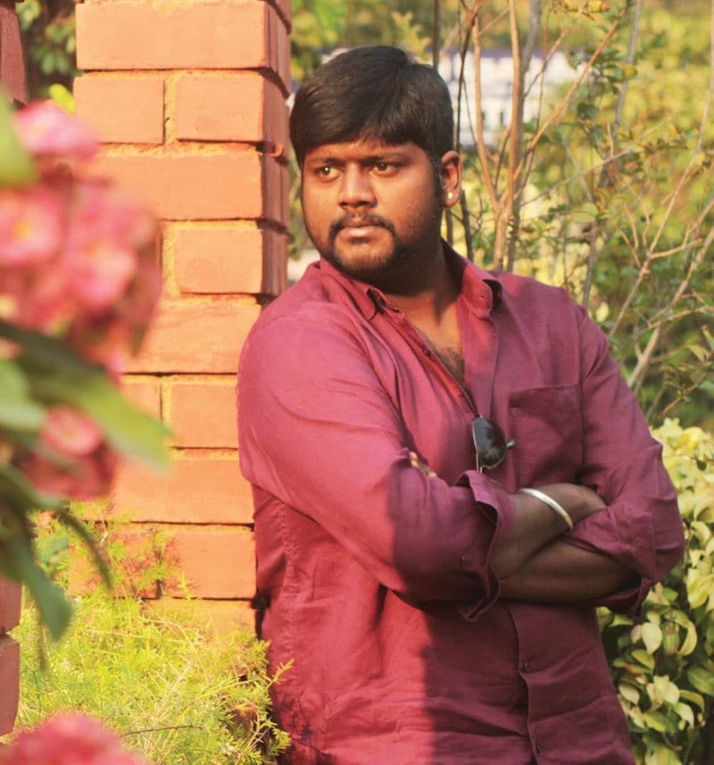 கோலிவுட்டில் உள்ளம் கொள்ளை போகுதே, அன்பே சிவம், புதுப்பேட்டை உள்ளிட்ட வெற்றி படங்களை தயாரித்த லட்சுமி மூவி மேக்கர்ஸின் தயாரிப்பாளர்களில் ஒருவர் சுவாமிநாதன். இவருடைய மகனான அஸ்வின் ராஜா, தற்போது திரையுலகில் முன்னணி காமெடி நடிகராக வலம் வருகிறார். 