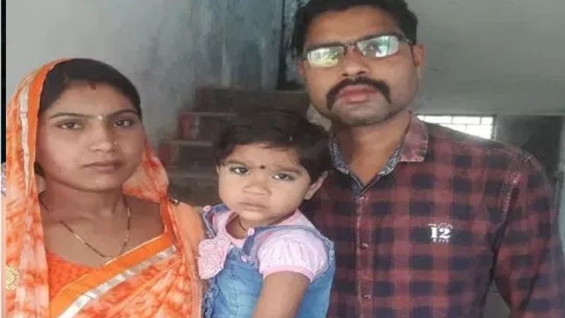 नक्सल प्रभावित इलाका होने के कारण देर रात थाने में गोली की आवाज से हड़कंप मच गया। आनन-फानन में सभी लोग मौके पर पहुंचे तो वहां कांस्टेबल और उसकी पत्नी का खून से सना शव पड़ा था।
