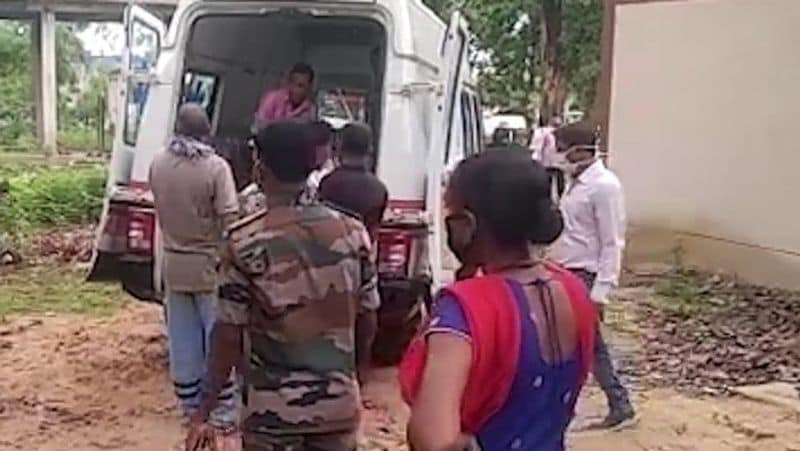 घटना के बाद मौके पर पहुंचे लोग।