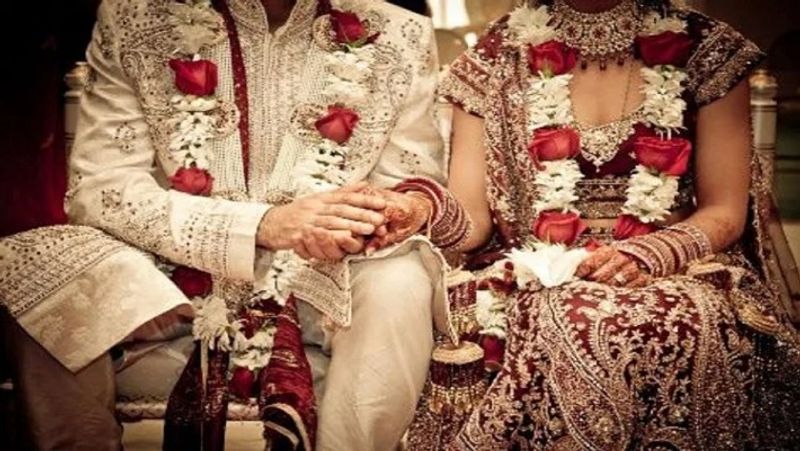 आरोप है कि शराब के नशे में धुत दूल्हा रवींद्र कुमार एवं उनके दोस्तों ने पंडाल में तोड़फोड़ शुरू कर दी। समझाने आए पंच ठीठर राम समेत कई सरातियों की पिटाई कर दी गई। इसके बावजूद प्रतिष्ठा बचाने को जयमाला की रस्म प्रारंभ की गई। लेकिन, वहां का माहौल देख दुल्हन ने जयमाल से इंकार कर दिया। उसे समझाकर जयमाला करा दी।(प्रतीकात्मक फोटो)