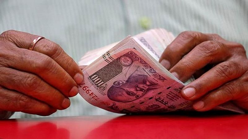 क्या है यह योजना
यह प्रधानमंत्री की एसवीए निधि योजना (PM SVANidhi Scheme) है। इस स्कीम के तहत स्ट्रीट वेंडर्स दोबारा काम-काज शुरू करने के लिए 10 हजार रुपए तक का लोन ले सकते हैं। इसे आसान मासिक किस्तों में एक साल में लौटाया जा सकता है। इस माइक्रो क्रेडिट सुविधा के लिए मिनिस्ट्री ऑफ हाउसिंग एंड अर्बन और स्मॉल इंडस्ट्रीज डेवलपमेंट बैंक ऑफ इंडिया ने एक समझौता किया है।