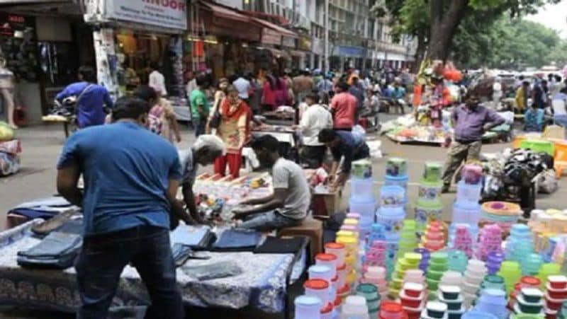 50 लाख स्ट्रीट वेंडर्स को मिलेगा फायदा
कोरोना संकट में आर्थिक पैकेज की घोषणा करते समय वित्त मंत्री निर्मला सीतारमण ने इस योजना के बारे में जानकारी दी थी। यह आत्मनिर्भर भारत योजना का हिस्सा है। निर्मला सीतारमण ने कहा था कि पीएम एसवीए निधि योजना के तहत 50 लाख स्ट्रीट वेंडर्स को फायदा मिलेगा। 