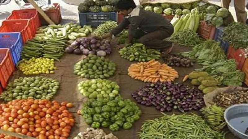 ब्याज में 7 फीसदी की छूट
इस योजना में समय पर कर्ज लौटाने वालों को ब्याज में 7 फीसदी की छूट भी मिलेगी। छूट की यह राशि लोन जमा कर देने के बाद बैंक अकाउंट में ट्रांसफर कर दी जाएगी। इस योजना में जो लोग समय पर कर्ज वापस कर देंगे, उन्हें आगे ज्यादा लोन दिया जा सकता है। समय पर कर्ज वापस करने वालों की क्रेडिट लिमिट बढ़ा दी जाएगी।