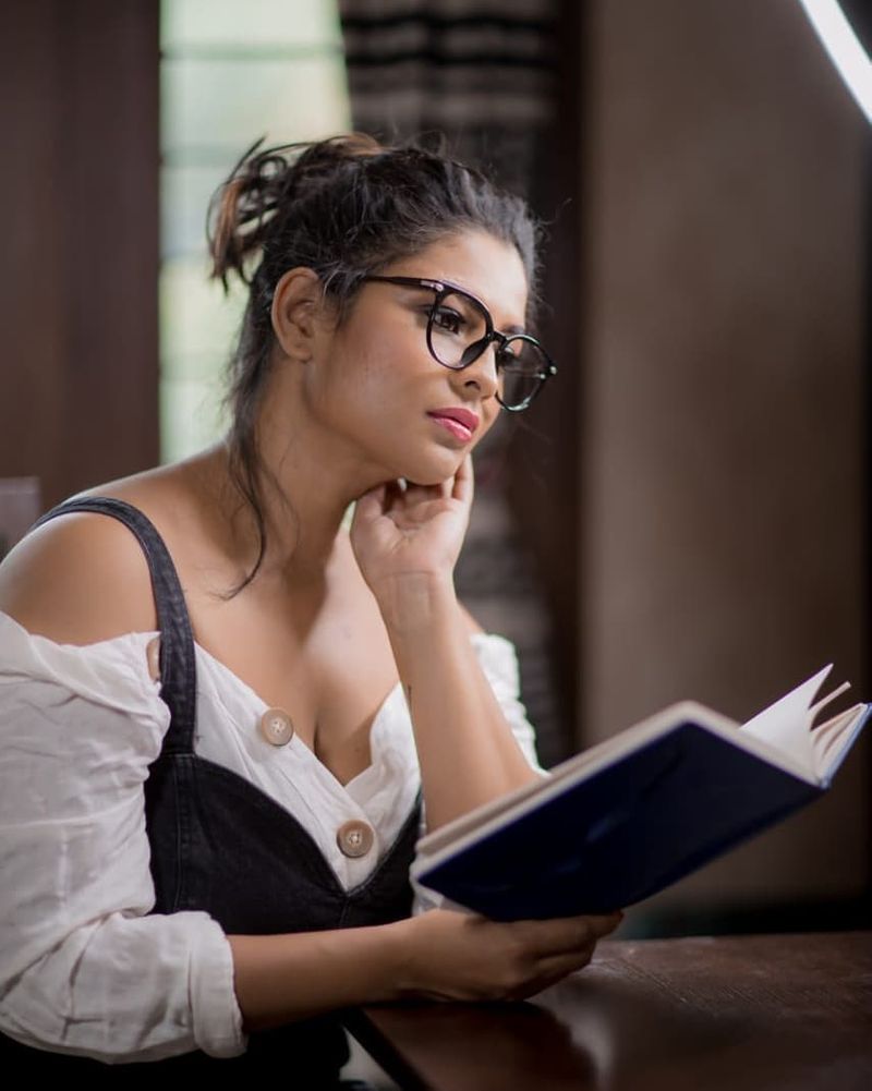 ஹாலிவுட் ஹீரோயின் போல் போஸ் கொடுக்கும் மஹேஸ்வரி 