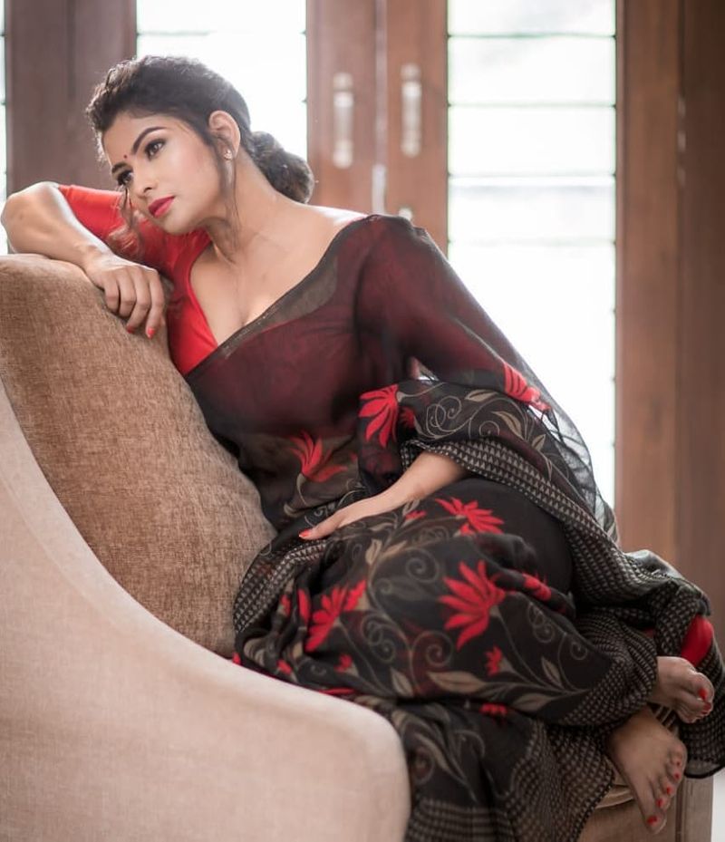 பழைய படத்தில் வரும் சரோஜா போல் போஸ் கொடுக்கும் மஹேஸ்வரி 