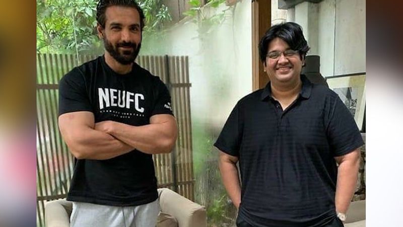 जॉन अब्राहिम डायरेक्टर मिलाप जवेरी के साथ अगली फिल्म का डिस्कशन करते नजर आए।
