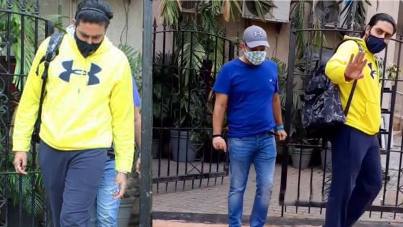 अभिषेक बच्चन भी काम पर लौट आए है। उन्हें डबिंग स्टूडियो के बार देखा गया। इस दौरान उन्होंने बालों में हेयरबैंड और चेहरे पर मास्क लगा रखा था। यलो जैकेट में जीन्स में दिखे अभिषेक के फोटो जैसे ही कैमरामैन ने क्लिक करने शुरू किए उन्होंने तुरंत हाथ से इशारा कर फोटो लेने से मना किया।