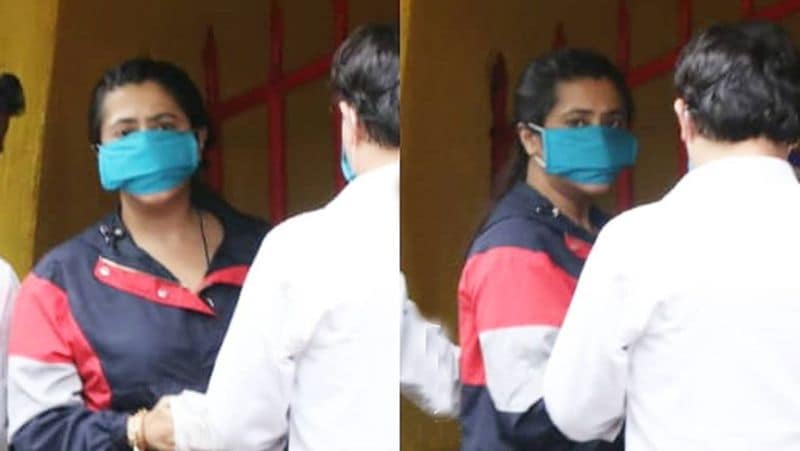एकता कपूर लॉकडाउन के बाद अनलॉक होते ही भगवान के दर्शन करने मंदिर पहुंची। उन्होंने भी चेहरे पर मास्क लगा रखा था। बॉडीगार्ड्स के साथ नजर आई एकता के चेहरे पर गुस्सा भी दिखा।
