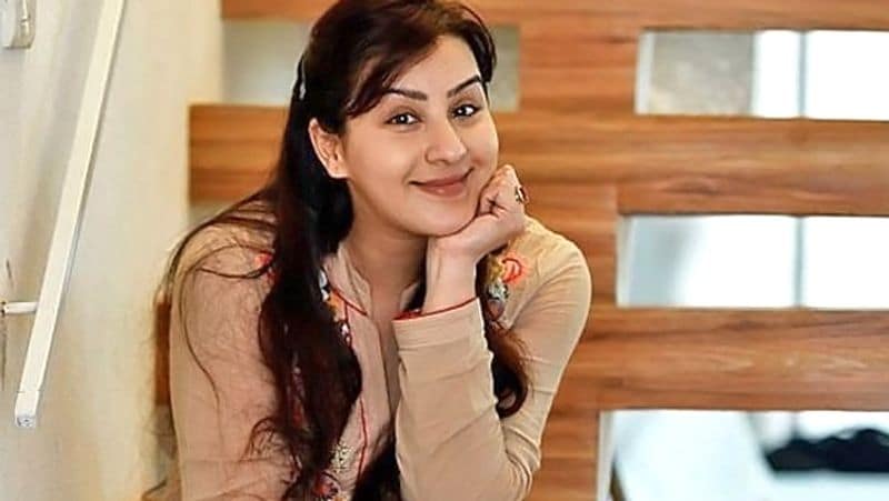 शिल्पा के मुताबिक, वैसे भी जब तक इंसान जिंदा रहता है, तब तक कोई ध्यान नहीं देता, लेकिन जब वो चला जाता है तब सभी आकर सहानुभूति दिखाने लगते हैं। शिल्पा का कहना है कि फिल्म इंडस्ट्री छोड़ो, कई बार तो टीवी के सीनियर एक्टर्स खुद जूनियर्स पर अपना रौब जमाते हैं। 