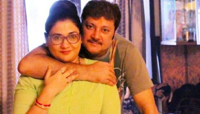 এক বছর কোনও কাজ নেই। ছোটখাটো প্রযোজনা সংস্থার প্রস্তাবও আসেনি। লক্ষ্মীর ভাড় ভেঙে একটা একটা করে পয়সা দিয়ে সংসার চালিয়েছিলেন।