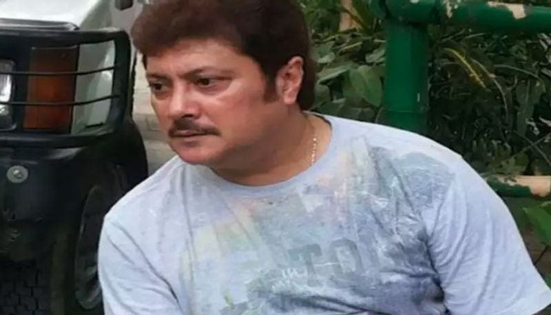 অভিষেক নাম না নিয়েই বলতে থাকেন, "আমি তখন হিরোদের তালিকায় প্রায় শীর্ষ জায়গা নিতে চলেছি। কিন্তু এমনভাবে হঠাৎ আমায় বের করে দেওয়া হল আমি টেরও পেলাম না।"