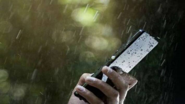 Got your smart phone wet in the rain, avoid doing these mistakes in rainy season Got your smart phone wet in the rain, avoid doing these mistakes in rainy season