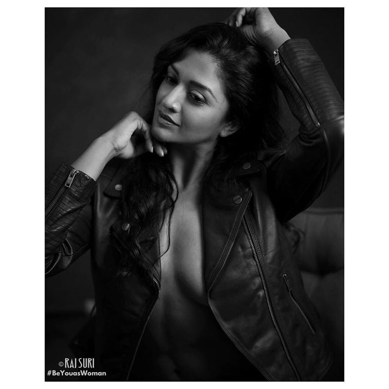 ஷர்ட் பட்டனை கழட்டி ரசிகர்களுக்கு கவர்ச்சியை காட்டும் விமலா 