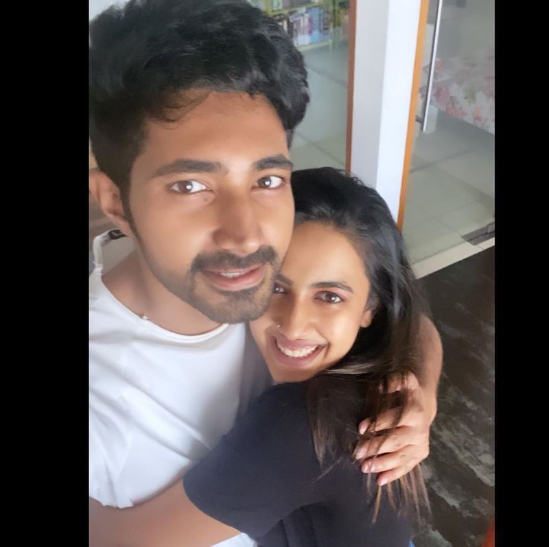 தற்போது நிஹாரிகா தனது குடும்பத்தினர் பார்த்துள்ள மாப்பிளையின் போட்டோவை தனது இன்ஸ்டாகிராம் பக்கத்தில் வெளியிட்டுள்ளார். 