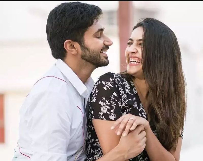 திருமணம் நிச்சயிக்கப்பட்ட சந்தோஷத்தில் புன்னையுடன் இருக்கும் நிஹாரிகா - சைத்தன்யா ஜோடி