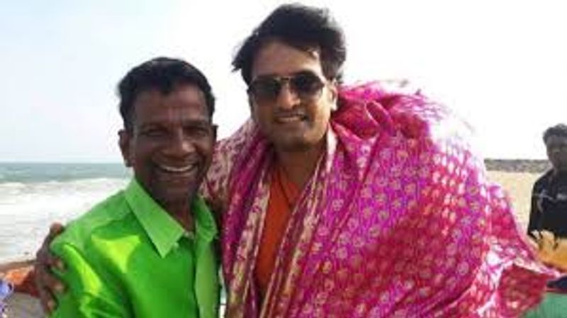 நடிகர் சந்தானத்துடன் எடுக்க பட்ட புகைப்படம் 