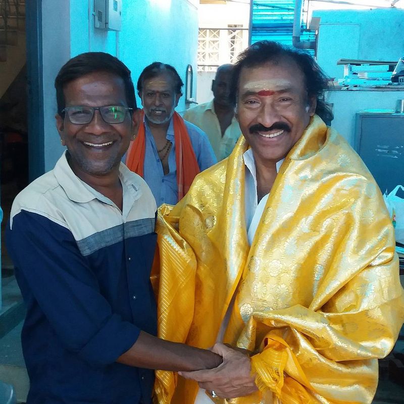 இசையமைப்பாளர் தேவாவுடன் ஷால்வை அணிந்து எடுத்த புகைப்படம் 