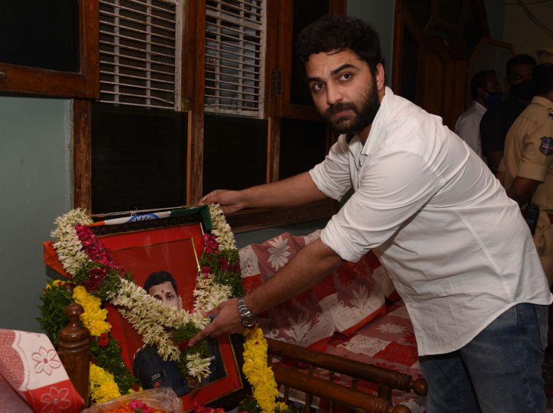 Vishwak sen pays tribute to colnal santosh babu