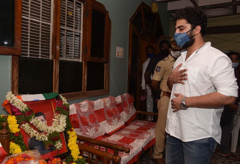 Vishwak sen pays tribute to colnal santosh babu