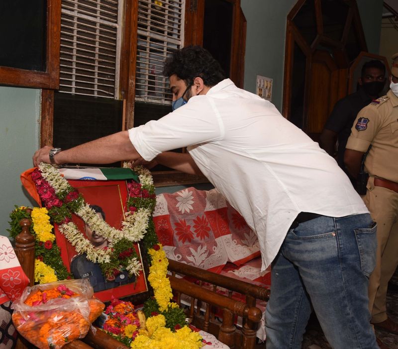 Vishwak sen pays tribute to colnal santosh babu