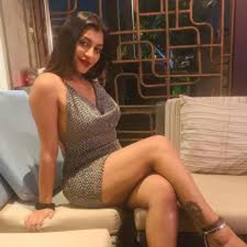 இதையடுத்து சோசியல் மீடியாவில் படு சூடான தனது ஹாட் புகைப்படங்களை பதிவிட்டு வந்தார். முன்னழகு, பின்னழகு என மொத்த அழகையும் காட்டி விதவிதமாக போட்ட புகைப்படங்கள் சோசியல் மீடியாவில் வைரலாகி வருகிறது. அந்தப் புகைப்படங்களை பார்த்து ரசிகர்கள் கிறங்கிப்போய் கமெண்ட் செய்தாலும், கடுப்பான பல நெட்டிசன்கள் தாறுமாறாக திட்டி வருகின்றனர்.