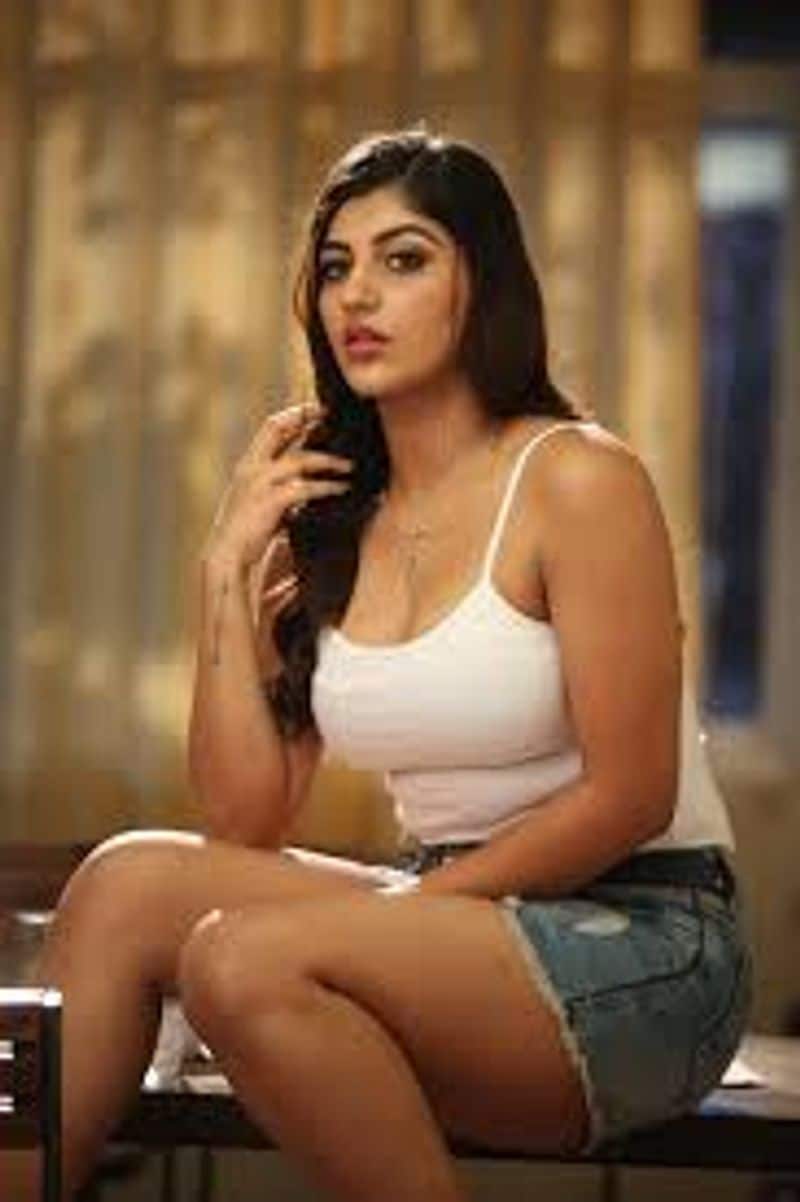 முதல் படத்திலேயே, கவர்ச்சிகரமான வேடத்தில் அதுவும் அடல்ட் படத்தில் நடித்து, இளசுகளை சுண்டி இழுத்தவர் "இருட்டு அறையில் முரட்டு குத்து" பட நடிகை யாஷிகா ஆனந்த். இதை தொடர்ந்து, 'நோட்டா', 'ஜாம்பி' போன்ற படங்களில் நடித்தாலும், முதல் படத்தில் கிடைத்த அளவிற்கு இவருக்கு வரவேற்பு கிடைக்கவில்லை.
