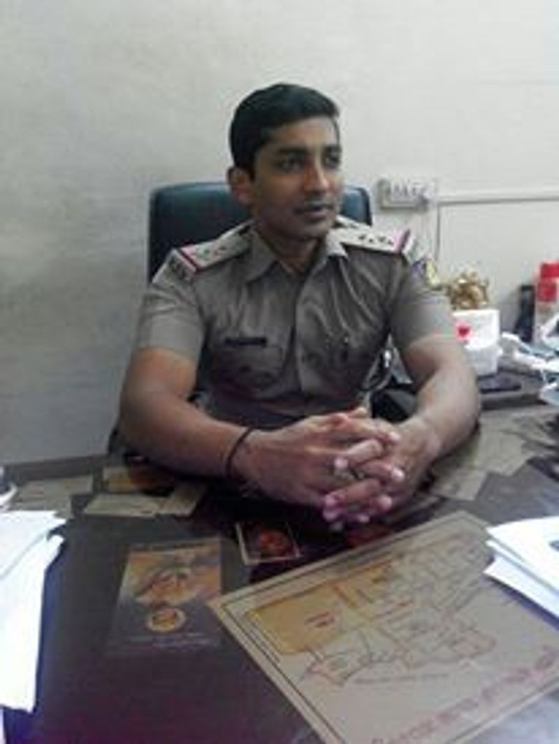 ಬೆಂಗಳೂರಿನ ವಿಶ್ವನಾಥಪುರ ಪೊಲೀಸ್ ಠಾಣೆಯಲ್ಲಿ ಸಬ್ಇನ್ಸ್ಪೆಕ್ಟರ್ ಆಗಿರುವ ಪುತ್ತೂರು ತಾಲೂಕಿನ ಕೆಯ್ಯೂರು ಗ್ರಾಮದ ಮಾಡಾವು ನಿವಾಸಿ ನಿವೃತ್ತ ಸರ್ವೇ ಸೂಪರ್ವೈಸರ್ ಬಾಲಕೃಷ್ಣ ಪೂಜಾರಿ-ಗುಣವತಿ ದಂಪತಿಯ ಪುತ್ರ ಪ್ರದೀಪ್ ಪೂಜಾರಿ ತಮ್ಮ ಸೇವಾ ಮನೋಭಾವದಿಂದ ಗಮನ ಸೆಳೆದಿದ್ದಾರೆ.
