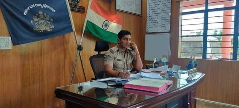 ಕಳೆದ ಸುಮಾರು 10 ವರ್ಷಗಳಿಂದ ಪೊಲೀಸ್ ಇಲಾಖೆಯಲ್ಲಿ ಕರ್ತವ್ಯ ನಿರ್ವಹಿಸುತ್ತಿರುವ ಪ್ರದೀಪ್ ಪೂಜಾರಿ ಬೆಂಗಳೂರಿನ ವಿವಿಧ ಠಾಣೆಗಳಲ್ಲಿ ಸೇವೆ ಸಲ್ಲಿಸಿದ್ದು, ಇದೀಗ ವಿಶ್ವನಾಥಪುರ ಪೊಲೀಸ್ ಠಾಣೆಯಲ್ಲಿ ಎಸ್ಐ ಆಗಿದ್ದಾರೆ.