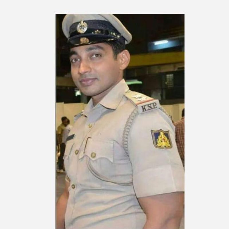 ಬೆಂಗಳೂರಿನ ದೇವನ ಹಳ್ಳಿ ತಾಲೂಕಿನ ಕುಂದಾಣ ಹೋಬಳಿಯ ಜಾಲಿಗೆ ಪಂಚಾಯಿತಿ ವ್ಯಾಪ್ತಿಯ ಬಸವನಪುರ ಗಾಮದ ಮಕ್ಕಳಿಲ್ಲದೆ ಅನಾಥರಾಗಿರುವ ವೃದ್ಧ ದಂಪತಿ ನರಸಿಂಹಪ್ಪ(77) ಮತ್ತು ಗಂಗಮ್ಮ(70) ಅವರನ್ನು ದತ್ತು ಸ್ವೀಕಾರ ಮಾಡಿ ಸಲಹುತ್ತಿದ್ದಾರೆ.