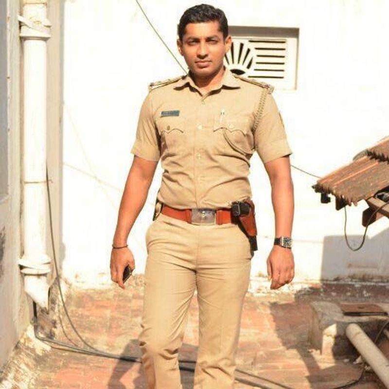 ಅಚಾನಕ್ ಆಗಿ ಪ್ರದೀಪ್ ಪೂಜಾರಿಗೆ ಈ ವೃದ್ಧ ದಂಪತಿಯ ಪರಿಚಯವಾಗಿತ್ತು. ಅವರ ಬದುಕಿನ ಸಂಕಷ್ಟವನ್ನು ಅರಿತ ಈ ಪೊಲೀಸ್ ಅಧಿಕಾರಿ ಅವರ ಮನೆ ಬಾಡಿಗೆ, ದೈನಂದಿನ ಖರ್ಚು ಹಾಗೂ ಔಷಧೋಪಚಾರ ಸೇರಿದಂತೆ ಎಲ್ಲವನ್ನೂ ತಾನೇ ಭರಿಸುತ್ತಿದ್ದಾರೆ.