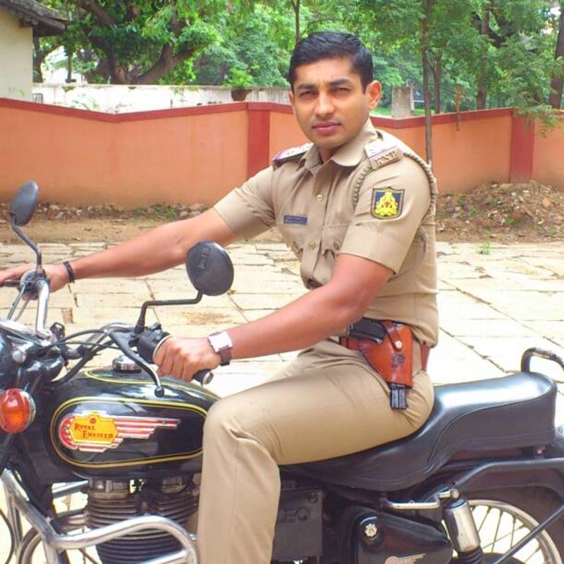 ಬದುಕಿನಲ್ಲಿ ನೊಂದಿರುವ ವೃದ್ಧ ದಂಪತಿ ಕಷ್ಟವನ್ನು ಕಂಡು ನಾನು ಅವರನ್ನು ದತ್ತು ಪಡೆದುಕೊಳ್ಳುವ ತೀರ್ಮಾನಕ್ಕೆ ಬಂದೆ ಎಂದು ಅವರು ಹೇಳಿದ್ದಾರೆ.