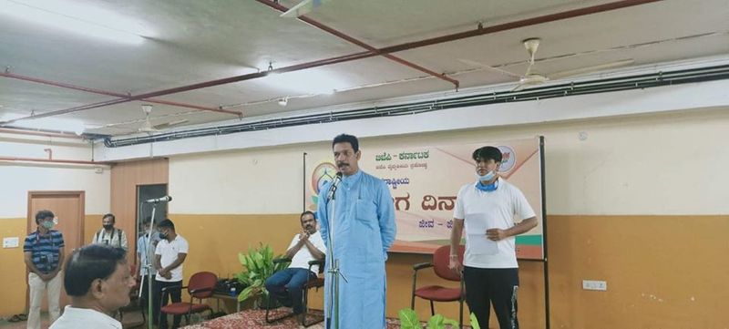 ರಾಜ್ಯ ಬಿಜೆಪಿ ಕಚೇರಿಯಲ್ಲಿ ಅಂತಾರಾಷ್ಟ್ರೀಯ ಯೋಗ ದಿನಾಚರಣೆ ನಡೆದಿದೆ. ಬಿಜೆಪಿ ರಾಜ್ಯಾಧ್ಯಕ್ಷ ನಳಿನ್ ಕುಮಾರ್ ಕಟೀಲ್ ಸೇರಿದಂತೆ ಪಕ್ಷದ ಪ್ರಮುಖರು ಯೋಗ ಮಾಡಿದ್ದಾರೆ.