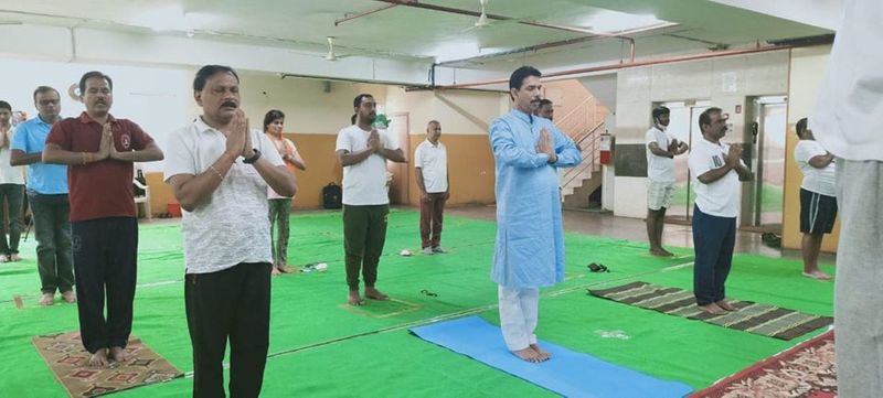 ಕೊರೋನಾ ವೈರಸ್ ಹರಡುವಿಕೆ ಹೆಚ್ಚಿರುವುದರಿಂದ ಯೋಗ ಮಾಡಿದ ಸ್ಥಳದಲ್ಲಿ ಸಮಾಜಿಕ ಅಂತರವನ್ನು ಕಾಯ್ದುಕೊಳ್ಳಲಾಗಿತ್ತು.